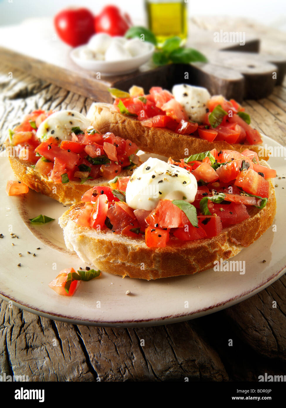 Fresco tritato pomodoro bistecca di manzo con mini mozerellas bruschette Foto Stock