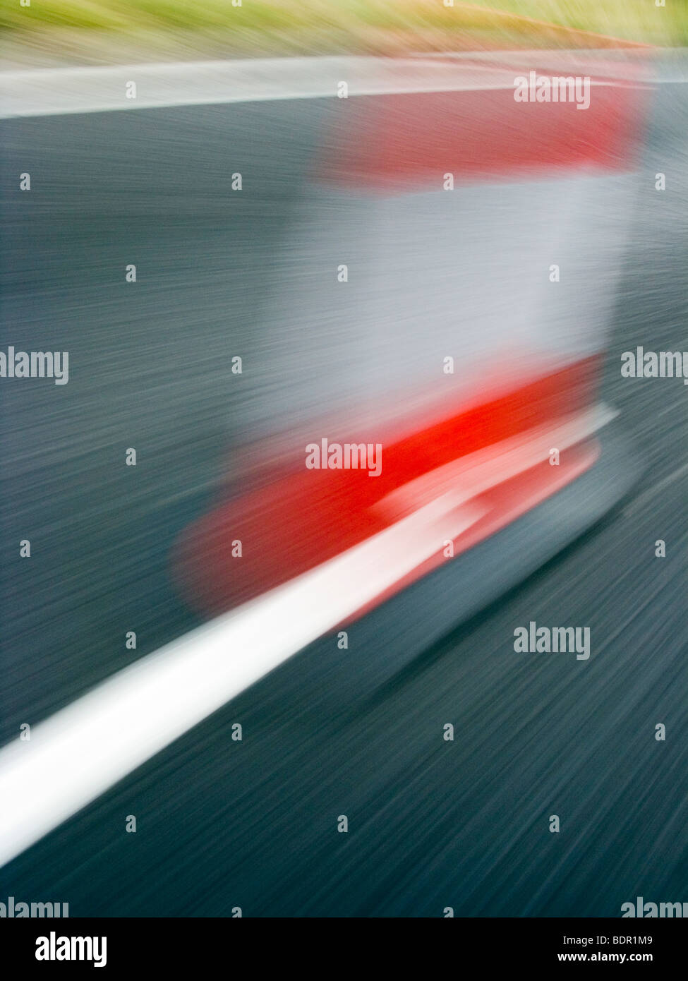 Cono stradale andando da una sfocatura Foto Stock