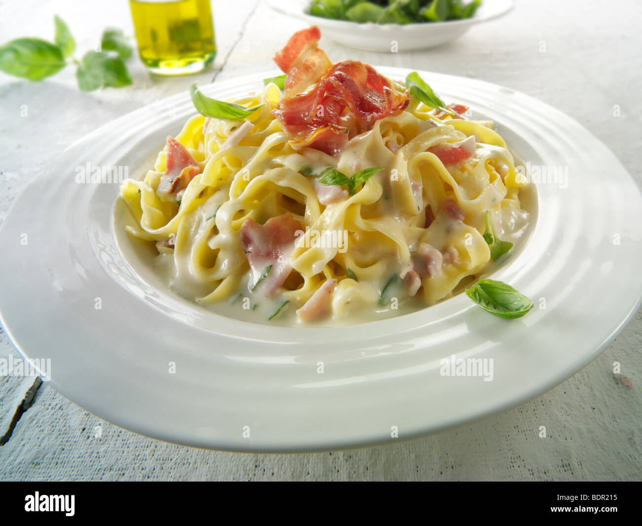 Tagliatelli pasta con salsa di cabonara Foto Stock