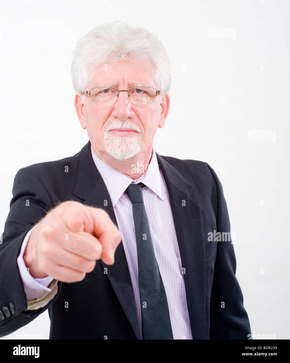 Imprenditore senior puntando il dito in un "vi vogliamo' gesto Foto Stock