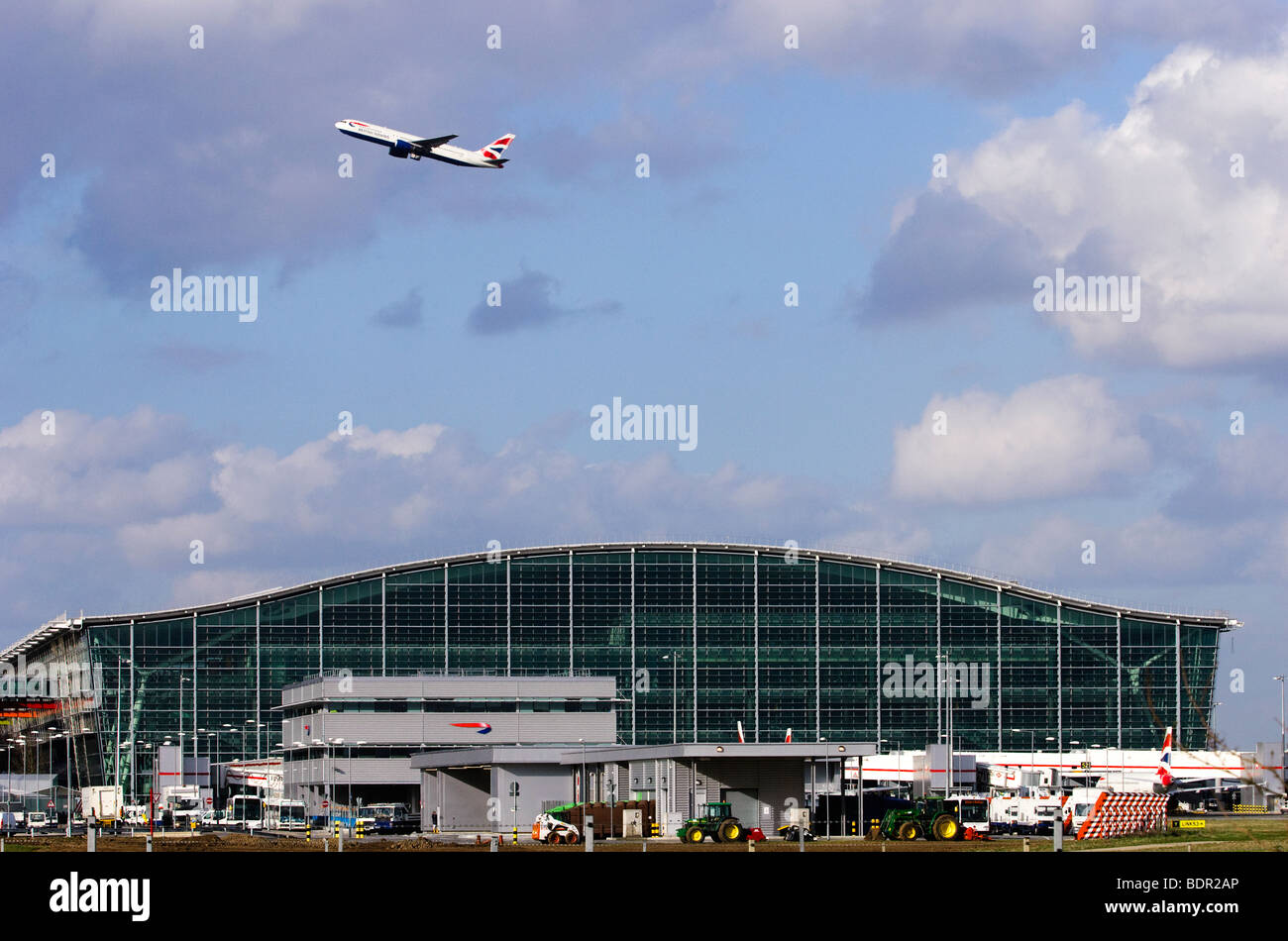 Il Terminal 5 di Londra Heathrow con British Airways Boeing 767 di decollare in background. Foto Stock