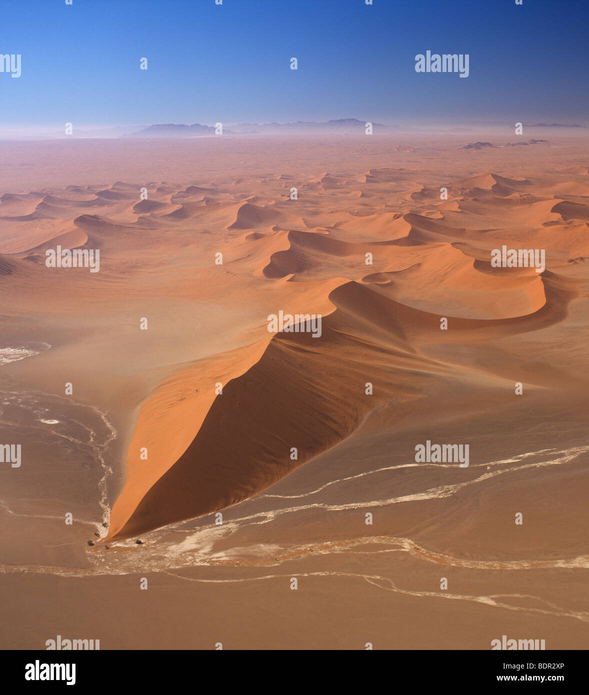 La Namibia, Namib Desert, vista aerea del gigante Sossusvlei dune di sabbia Foto Stock