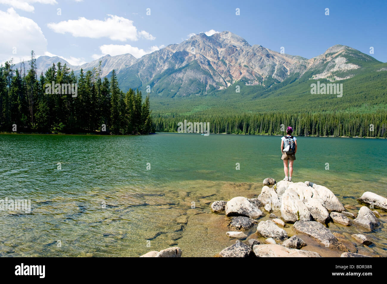 Lago Piramide backdropped dalla montagna piramidale, Jasper, Jasper National Park, Alberta, Canada Foto Stock