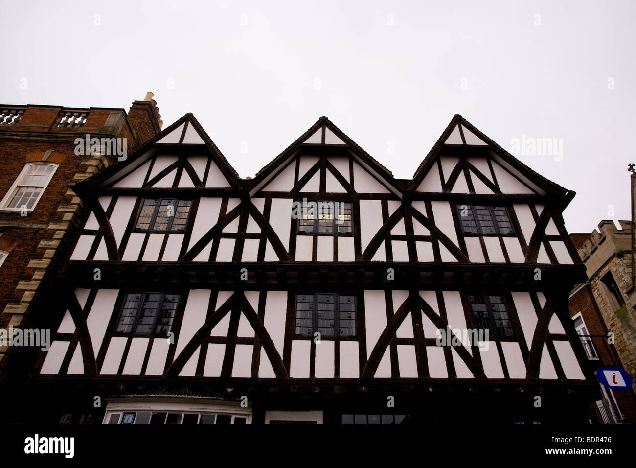 Un originale edificio Tudor a Lincoln. Ora utilizzato come un ufficio di informazioni turistiche. Foto Stock