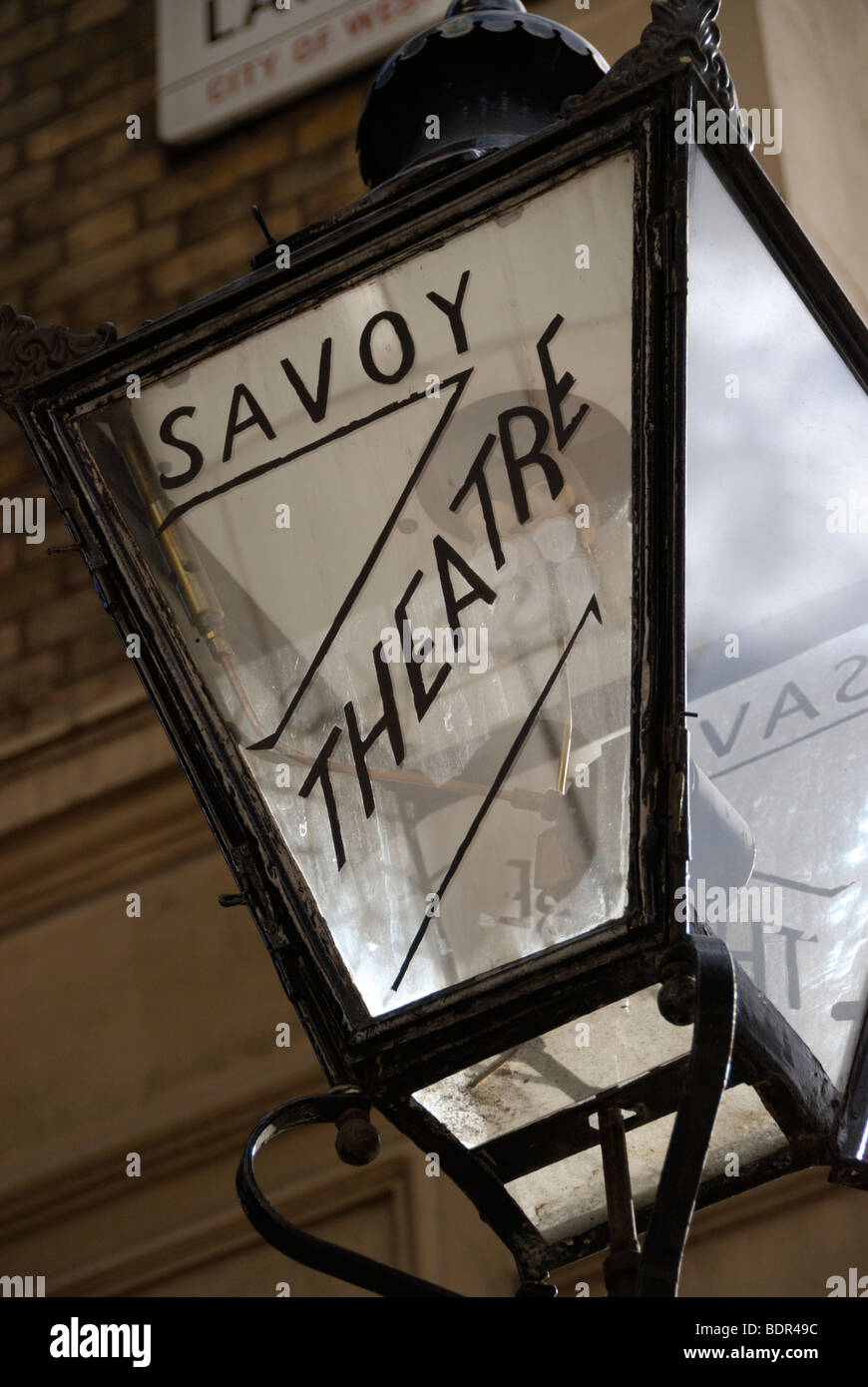 Lampione fuori del Savoy Theatre in The Strand, Londra, Inghilterra, Regno Unito Foto Stock