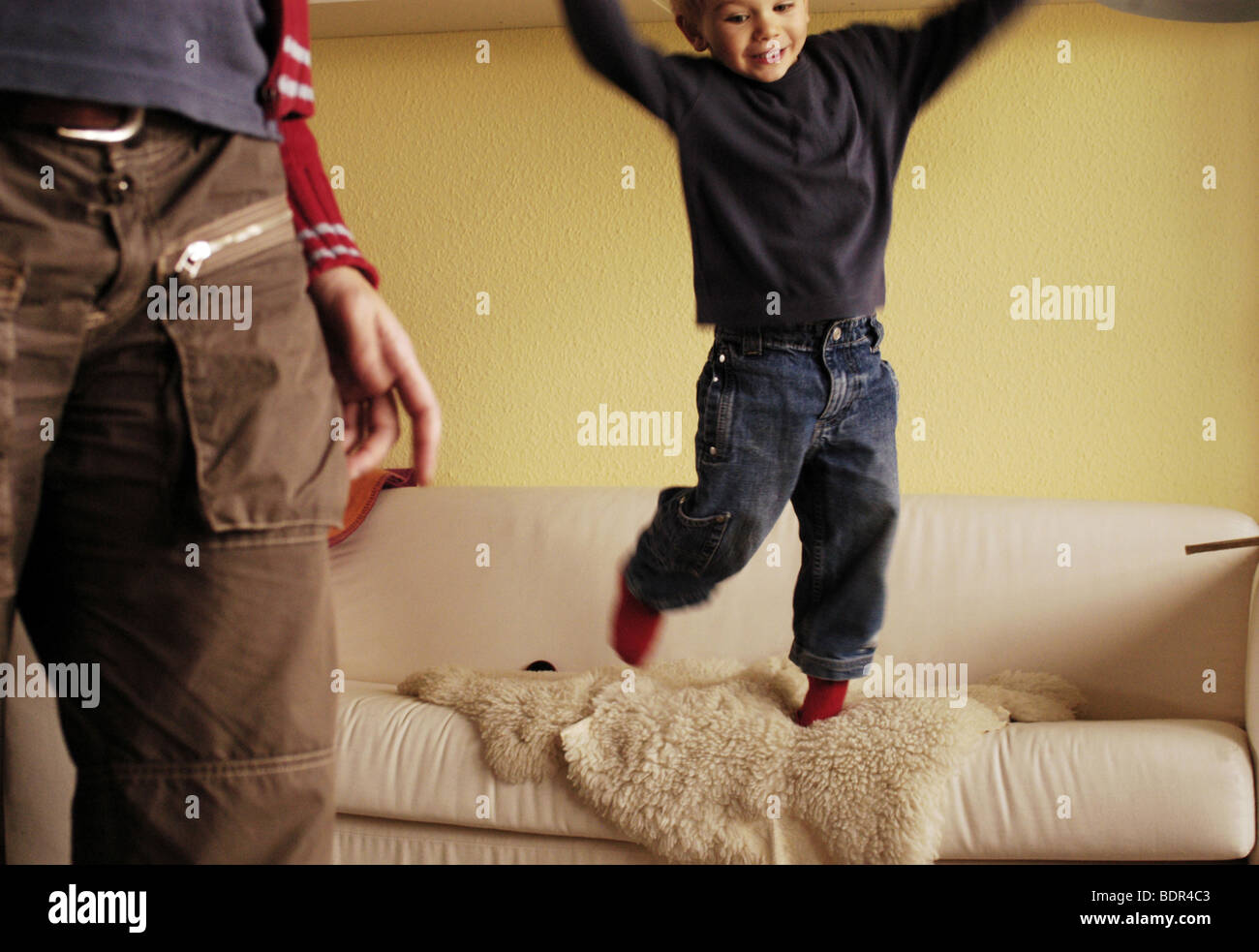 Ragazzo che salta Foto Stock