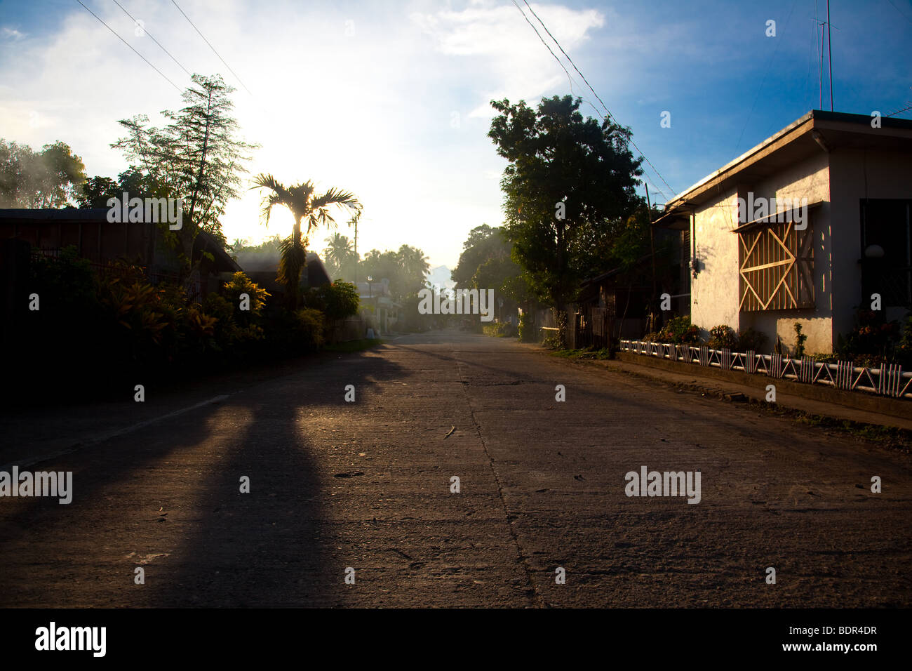 Un vuoto che la scena di strada al tramonto, remote San Francisco nelle Filippine Foto Stock