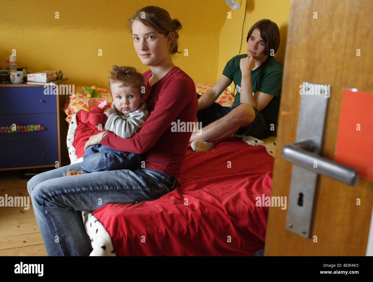 I giovani genitori con bambino . Foto Stock