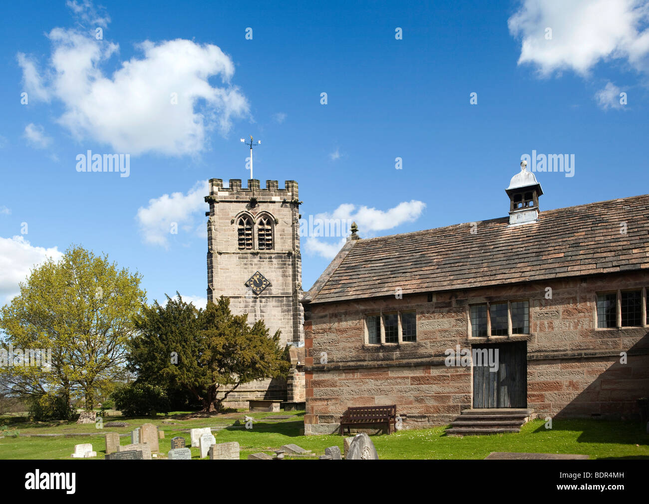 Regno Unito, Inghilterra, Cheshire, Nether Alderley, Chiesa di Santa Maria e old school house Foto Stock