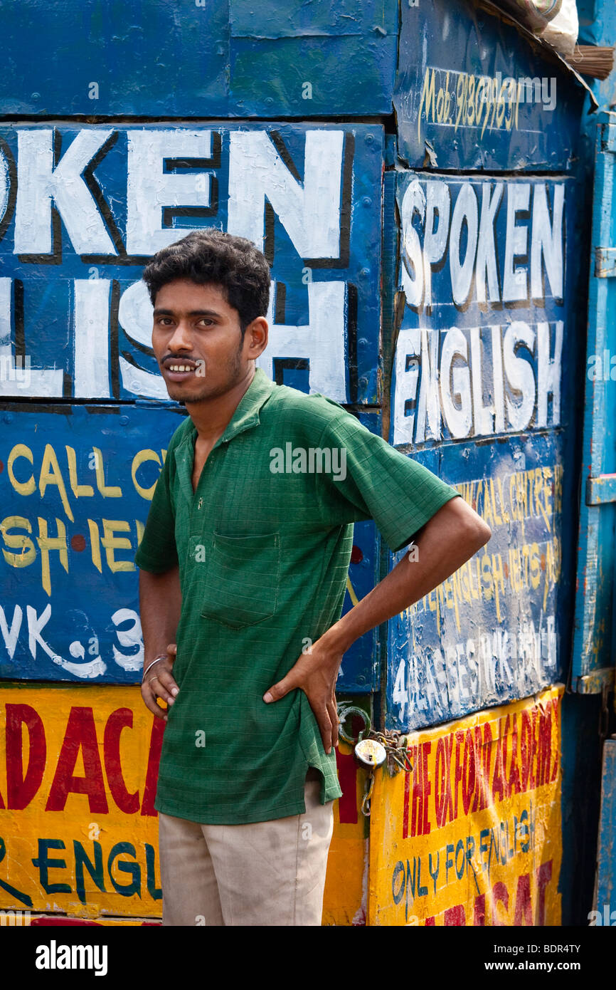 Indian uomo di fronte a un inglese parlato pubblicità a Calcutta India Foto Stock