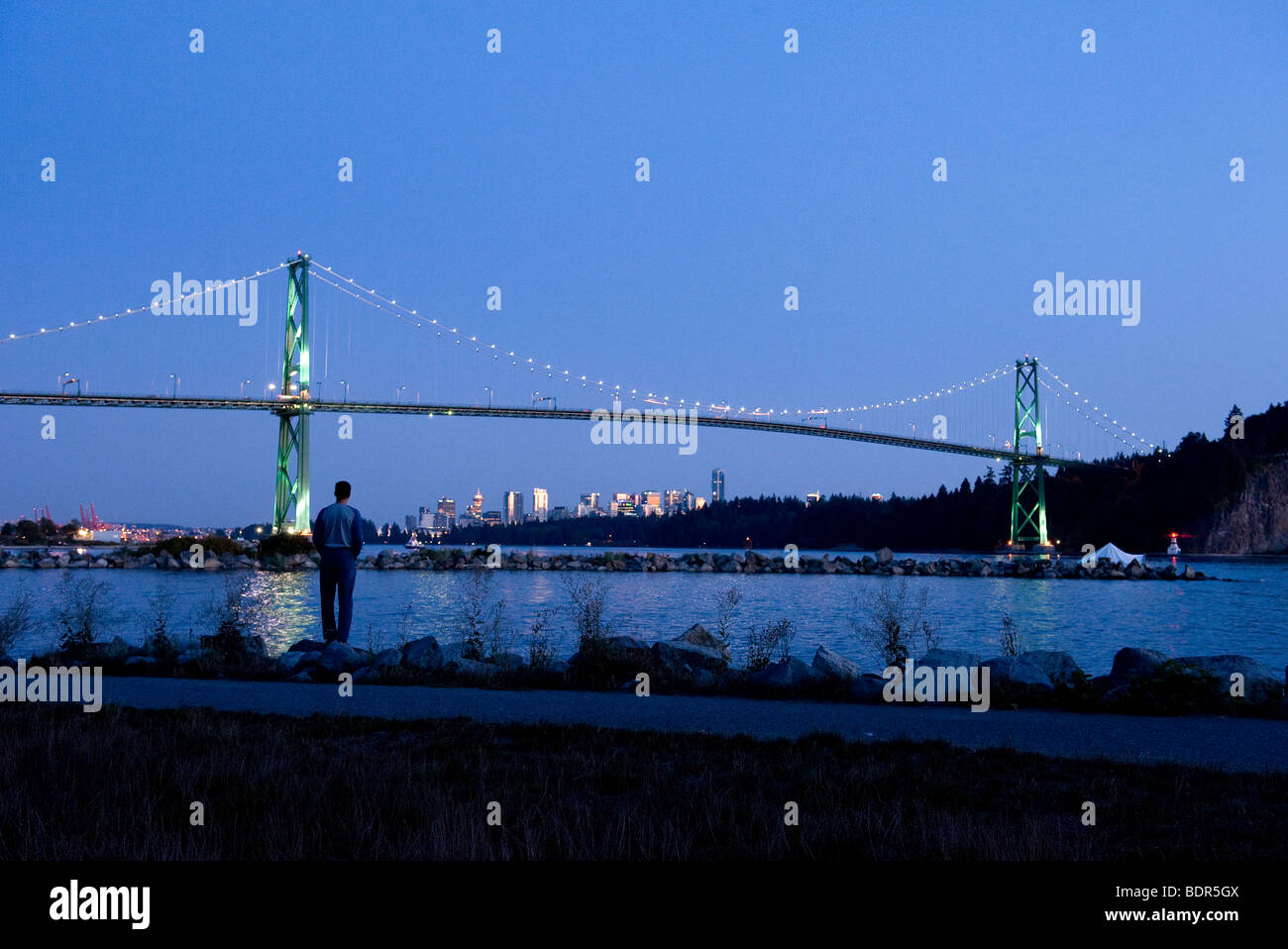 Ponte Lions Gate e la città di Vancouver al crepuscolo, Vancouver, BC, Canada Foto Stock