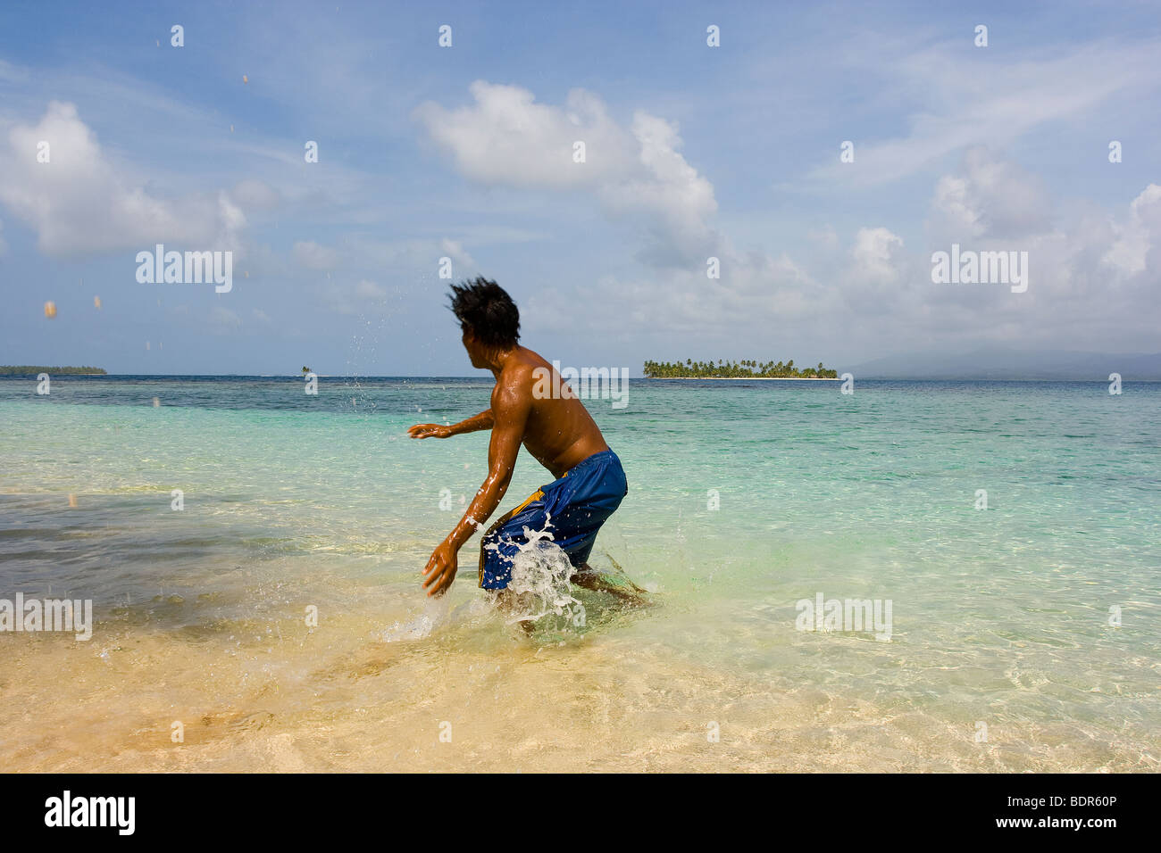 Capoeira sulla spiaggia - Comarca de Kuna Yala - San Blas, Panama Foto Stock