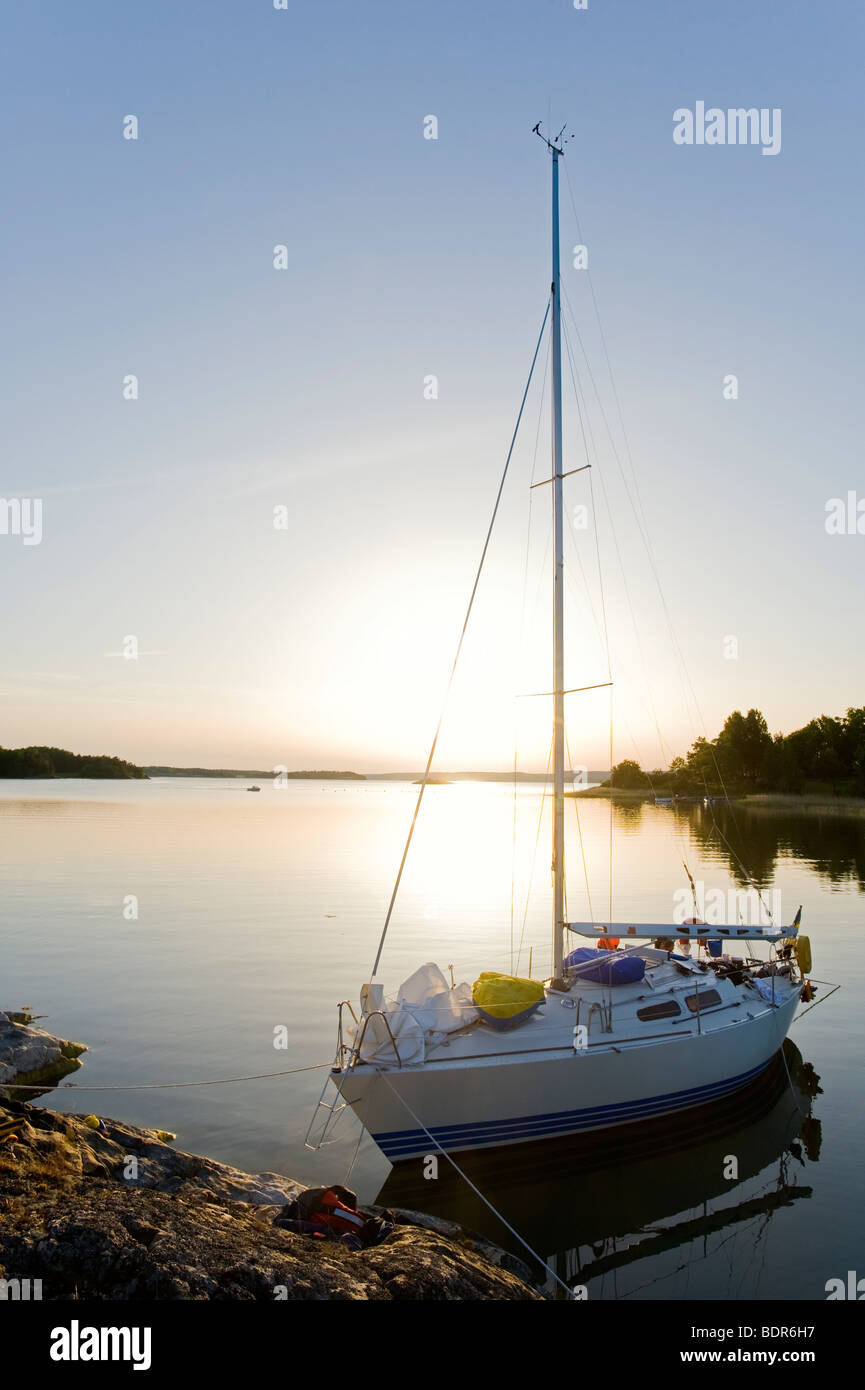 Una barca a vela al tramonto in Svezia. Foto Stock