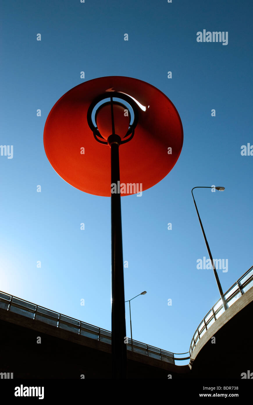 Un Rosso lampada da esterni da un viadotto di Stoccolma in Svezia. Foto Stock