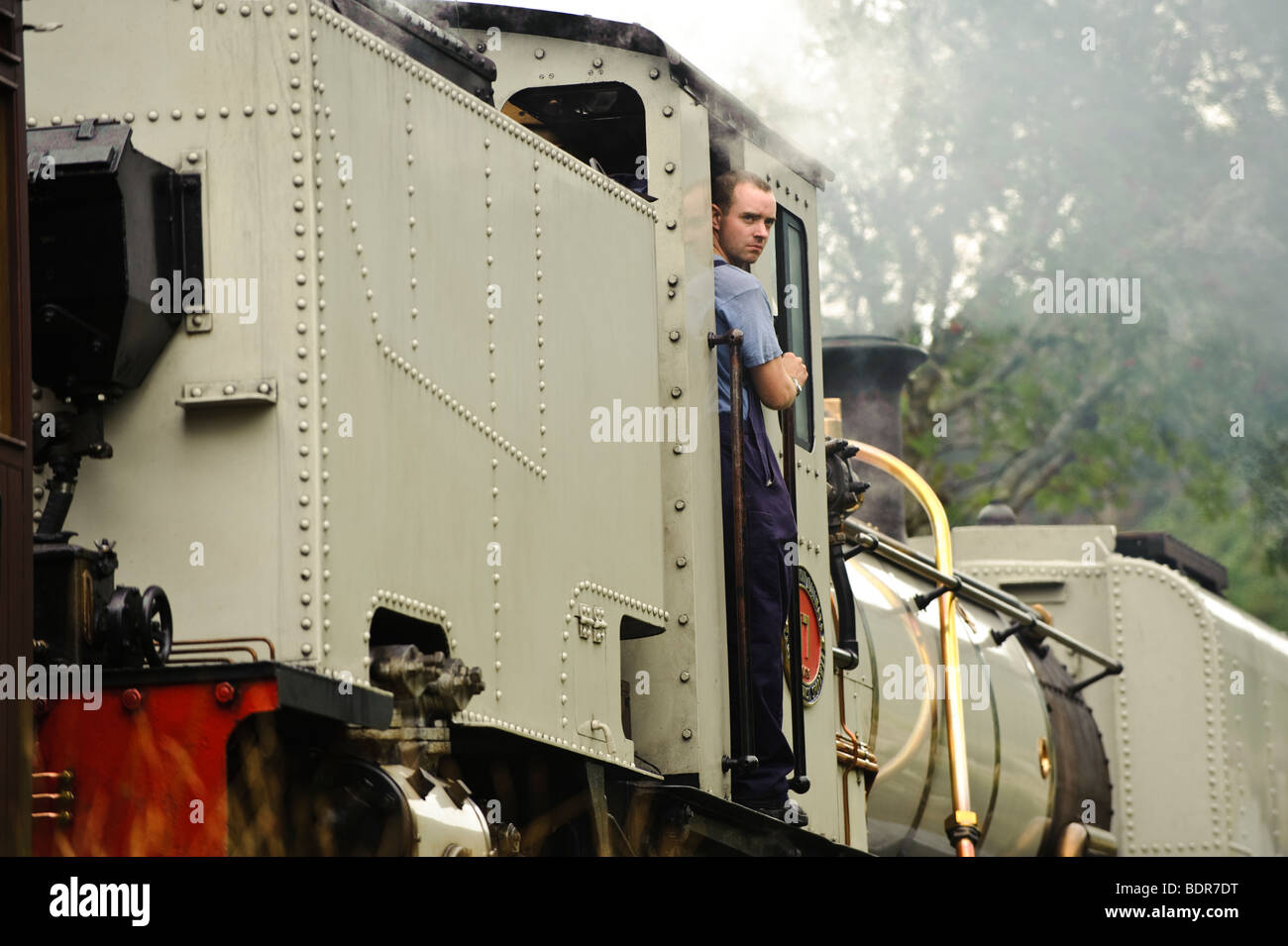 Il conducente del treno a vapore del Welsh highland railway, Beddgelert, Gwynedd north Wales UK Foto Stock