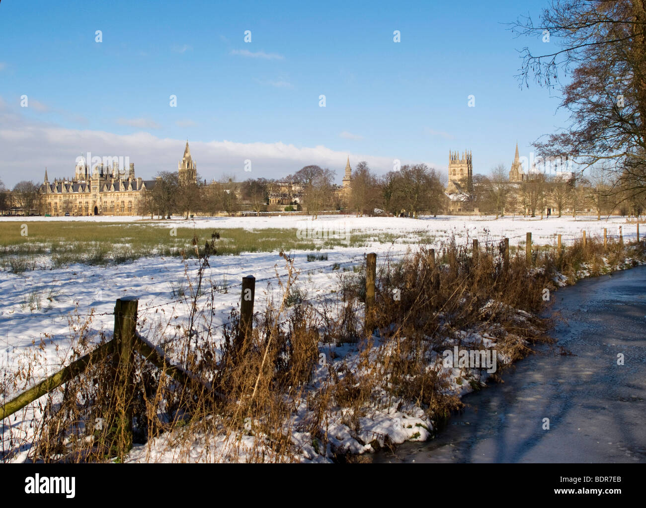 Vista su tutta la Chiesa di Cristo prato in inverno verso Oxford Foto Stock