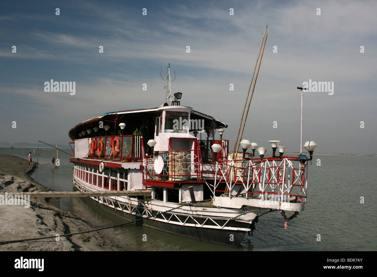 Barca "Al Fresco" agganciata su un banco di sabbia sul fiume Brahmaputra, Assam, India Foto Stock
