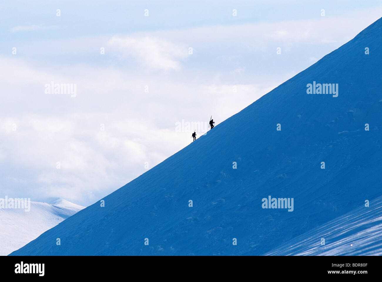 Due gli sciatori in salita, Spitsbergen, Svalbard, Norvegia. Foto Stock