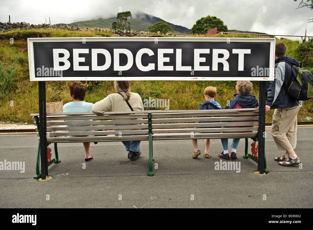 Persone in attesa per la carreggiata stretta treno a vapore a Welsh highland railway station, Beddgelert, Gwynedd north Wales UK Foto Stock