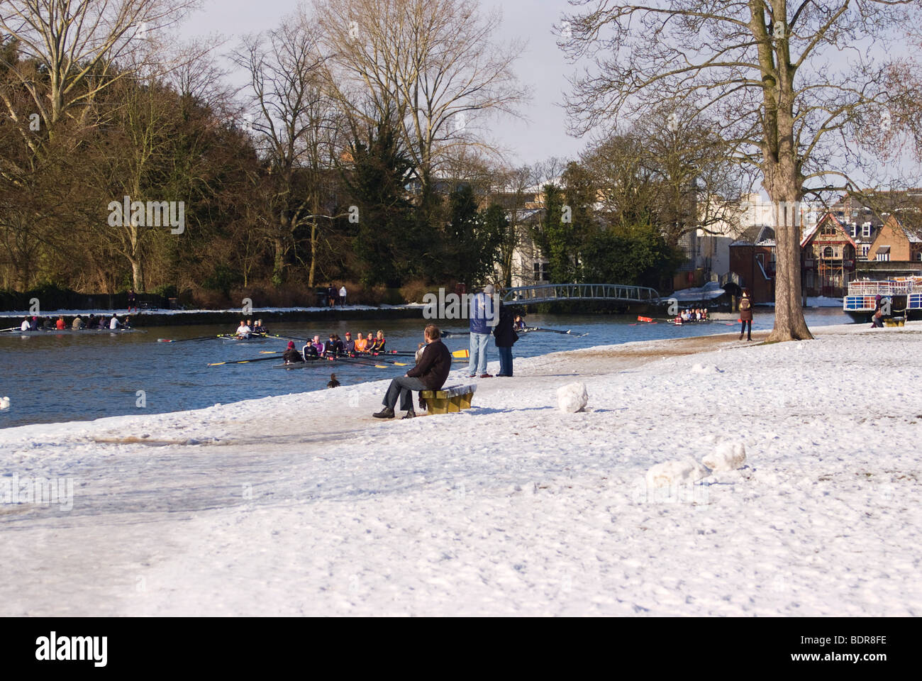 Sulle rive del fiume Tamigi in inverno a guardare i rematori, Oxford Foto Stock