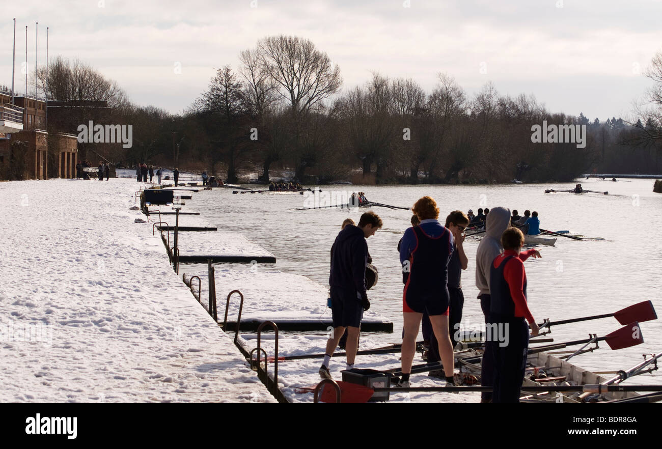 I rematori di preparazione sulle rive del fiume Tamigi in inverno, Oxford Foto Stock