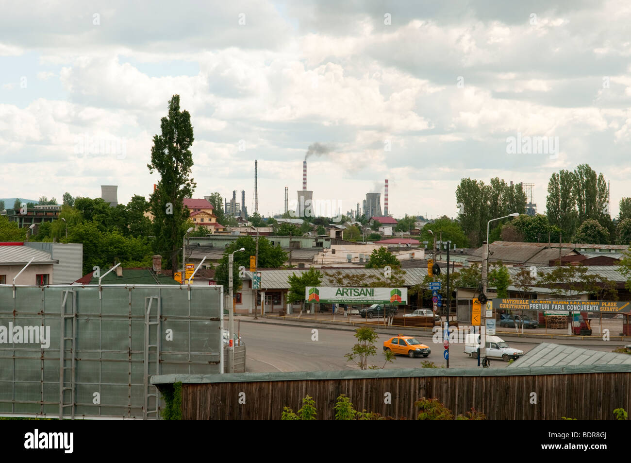 Vista delle fabbriche e città di Ploiesti Romania Europa orientale Foto Stock
