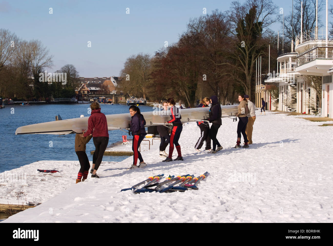 I rematori di preparazione alla pratica sul fiume Tamigi in inverno, Oxford Foto Stock