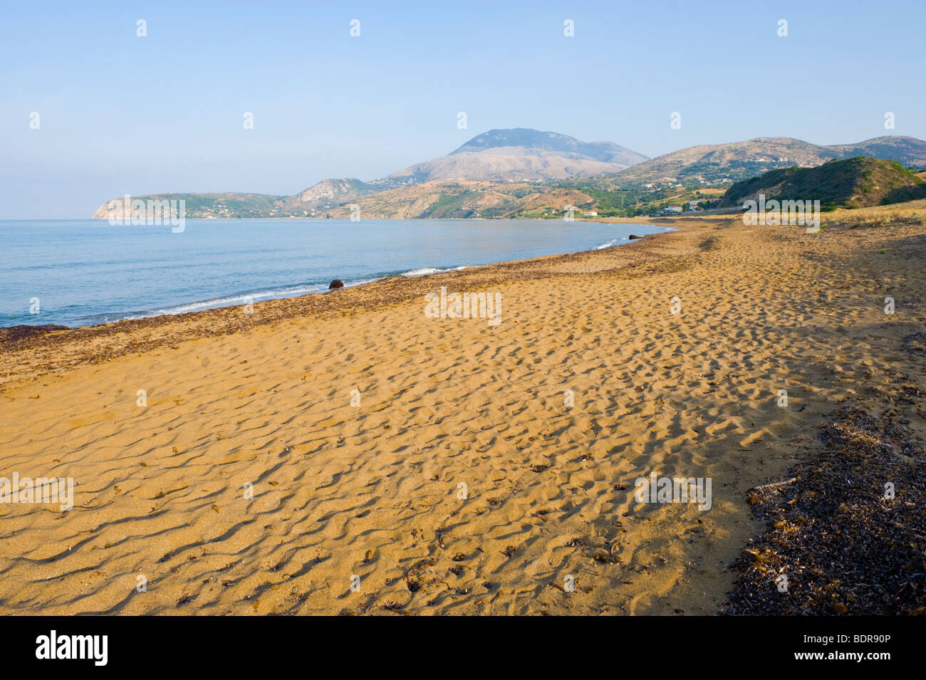Vista su Mounda deserta spiaggia bandiera blu in prima serata la luce sul Mediterraneo greca isola di Cefalonia in Grecia GR Foto Stock