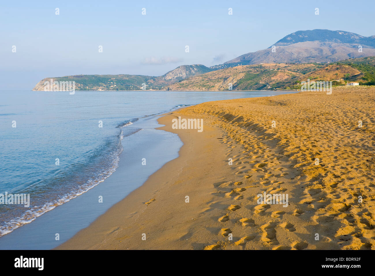 Vista su Mounda deserta spiaggia bandiera blu in prima serata la luce sul Mediterraneo greca isola di Cefalonia in Grecia GR Foto Stock
