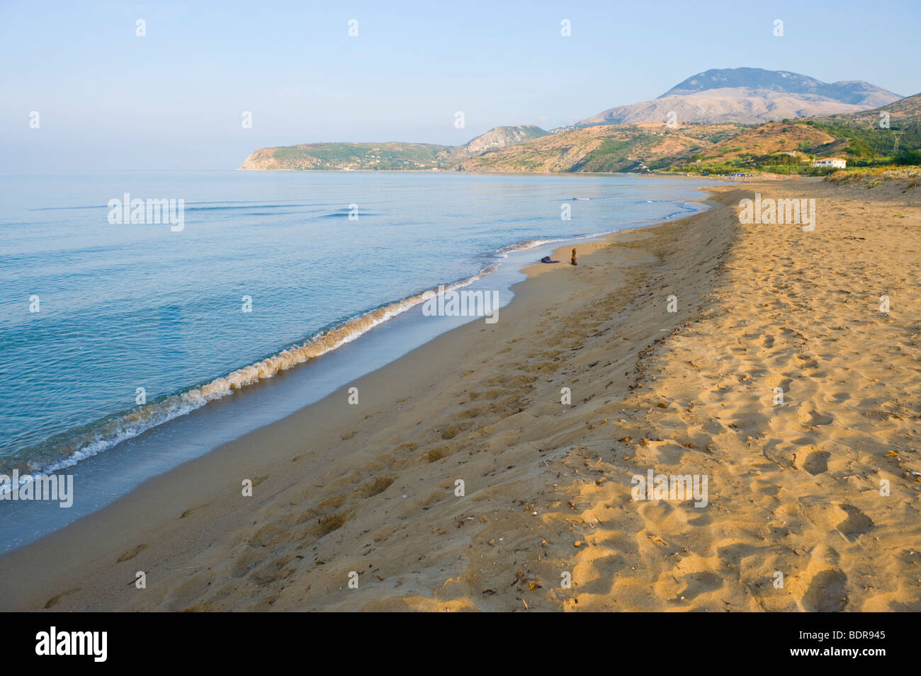 Vista su Mounda deserta spiaggia bandiera blu in prima serata la luce sul Mediterraneo greca isola di Cefalonia in Grecia GR Foto Stock