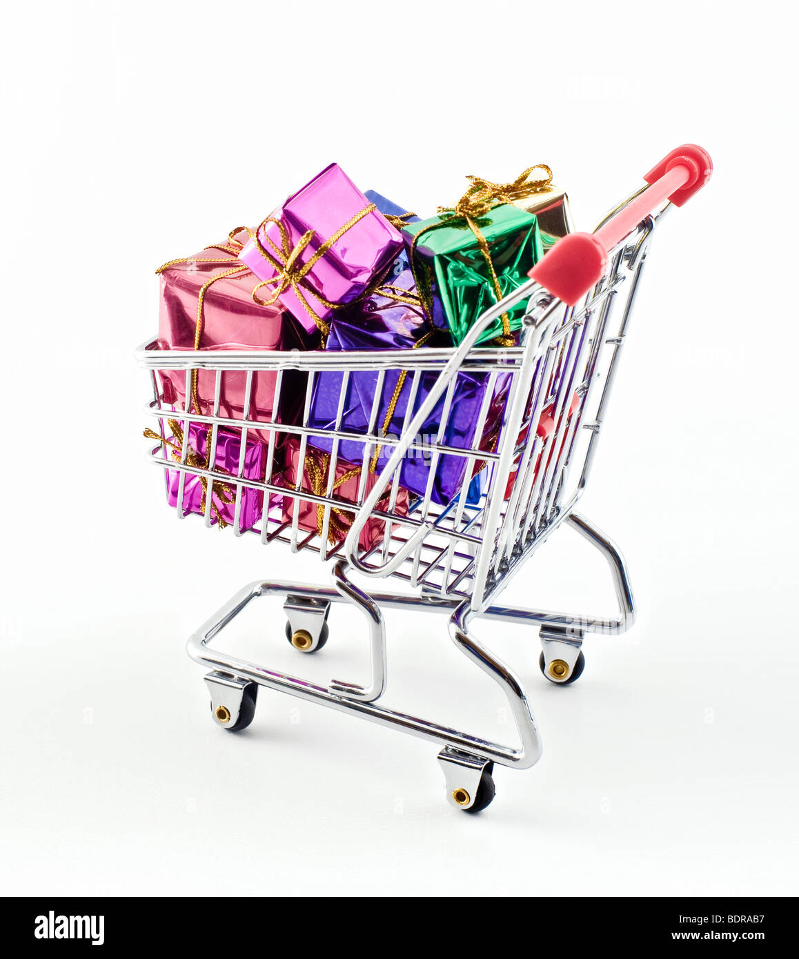 Carrello con presenta isolato su bianco Foto Stock