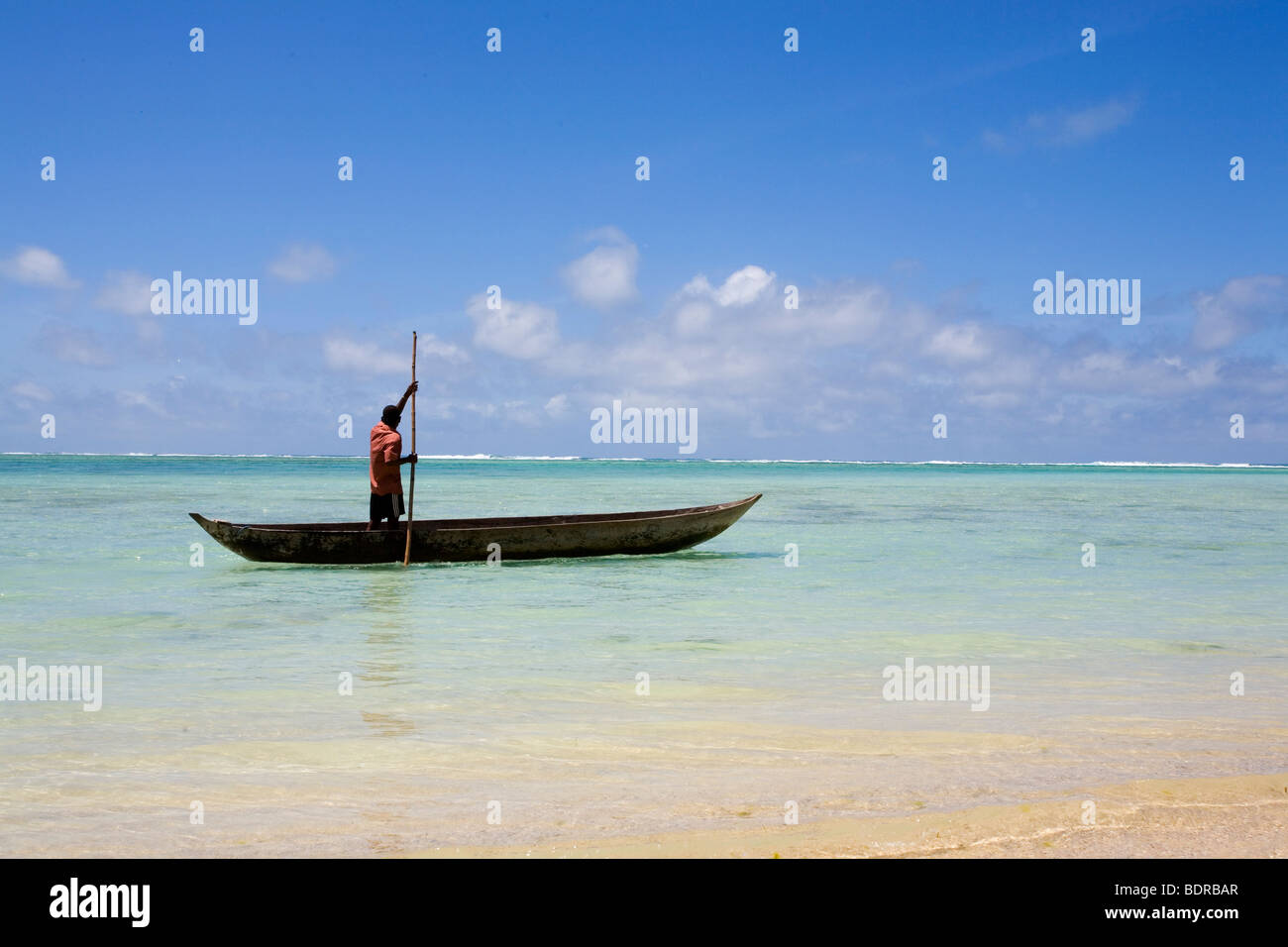 Mann Einbaum im, Nosy Nato, Madagascar, Afrika, uomo, barca, scavati-out, spiaggia, Madagascar, Africa Foto Stock