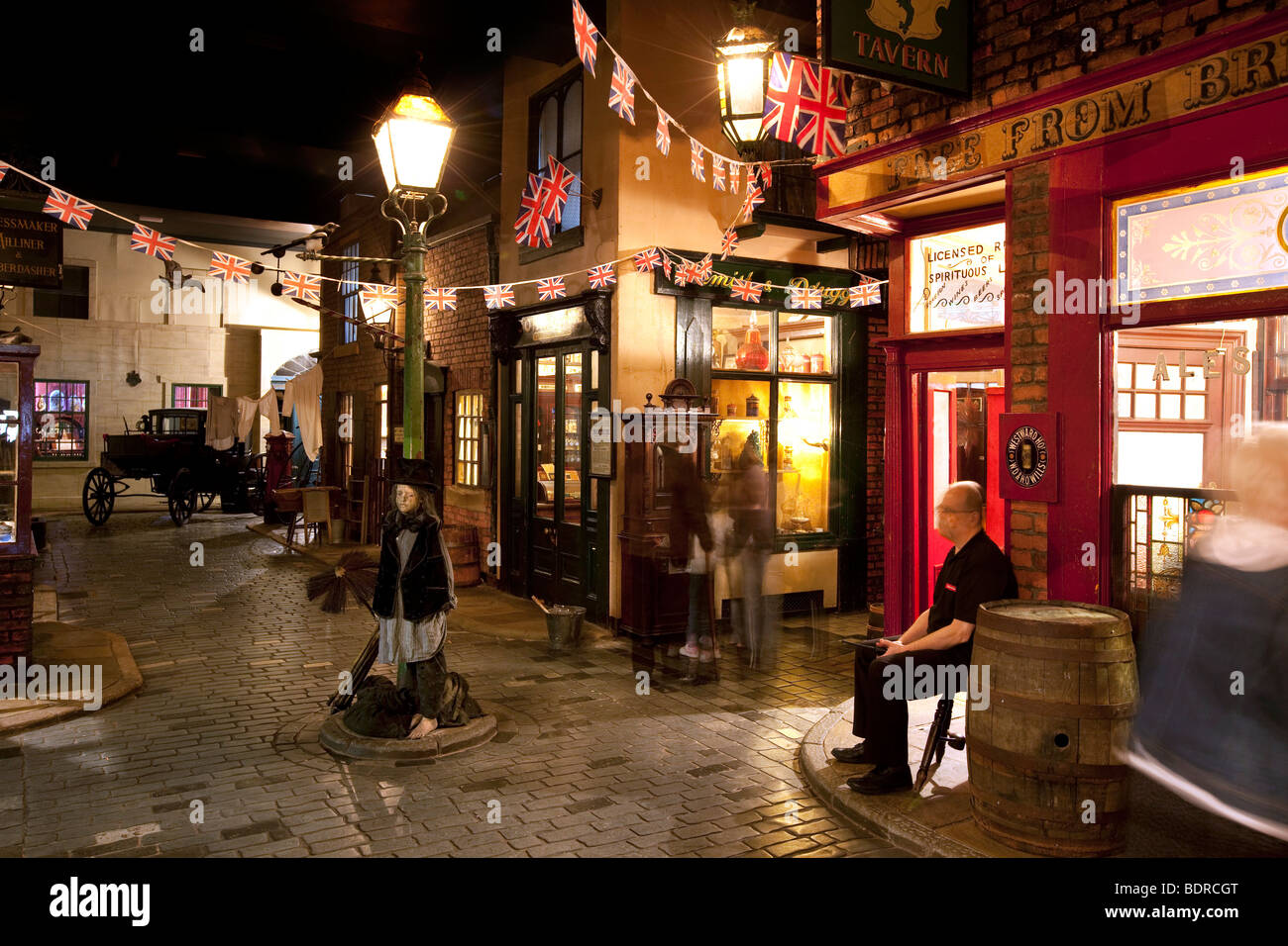 Regno Unito, Inghilterra, Salford, città museo e galleria d'arte, Lark Hill Place, Blue Lion Pub e Hamers farmacia Foto Stock
