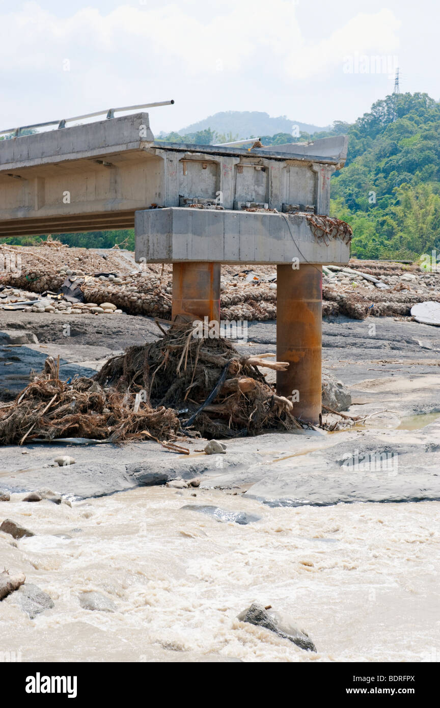 Ponte distrutto dal tifone Morakot nei pressi di Shiao Lin Village, Kaohsiung County, Taiwan, Agosto 31, 2009 Foto Stock