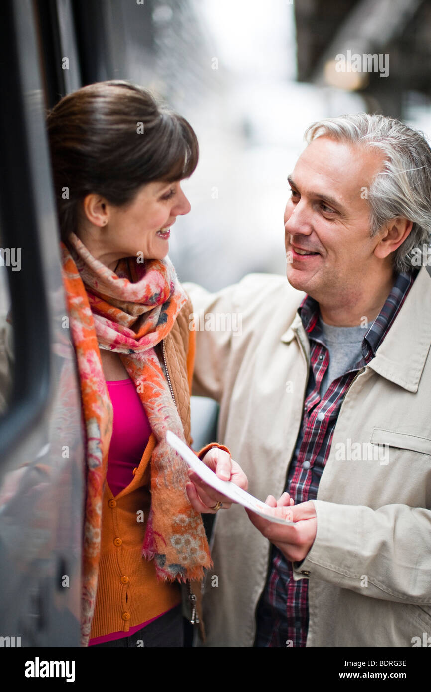 Un giovane da un treno in una stazione ferroviaria Foto Stock