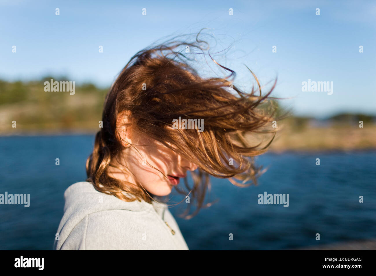 Una Ragazza Con Il Vento Tra I Capelli Foto Stock Alamy