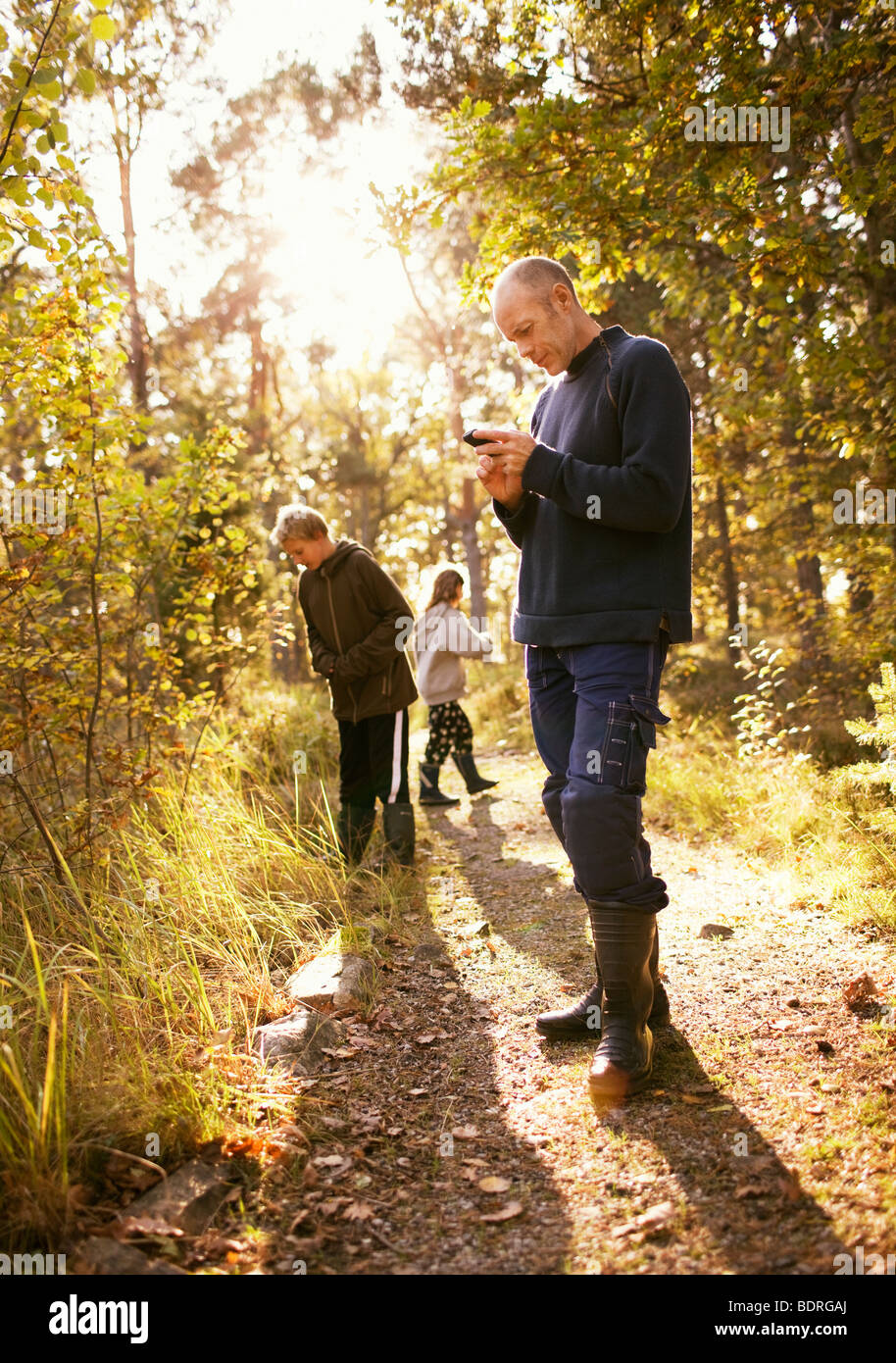 Uomo e due bambini nella foresta Foto Stock