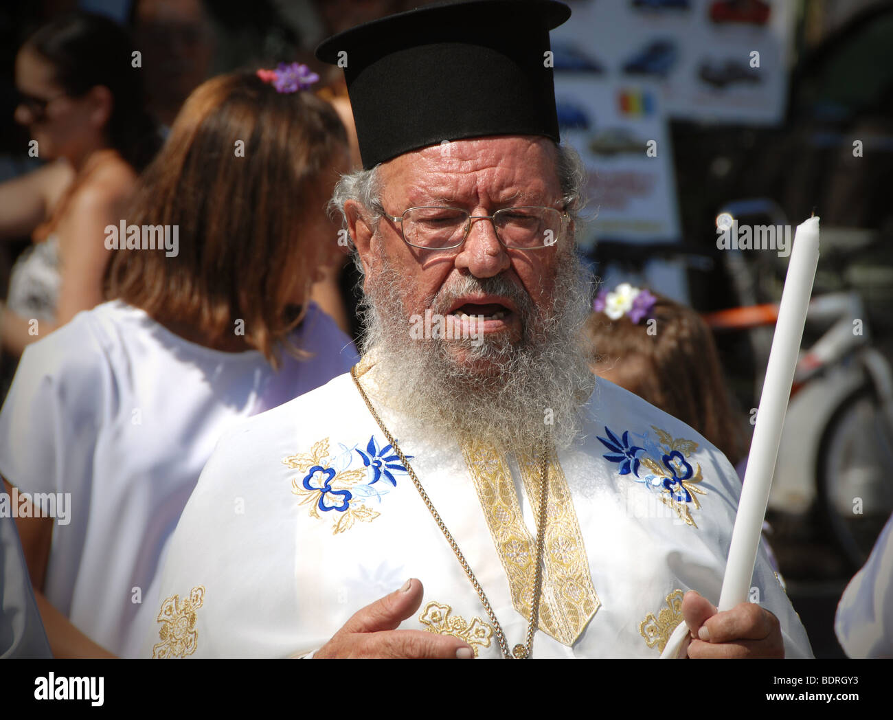 Greco-ortodossi sacerdote durante la processione religiosa, Corfù Foto Stock