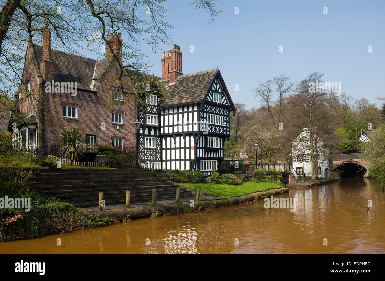 Regno Unito, Inghilterra, Salford, Worsley, casa di pacchetto su Bridgewater Canal Foto Stock