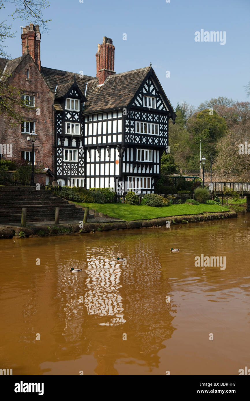 Regno Unito, Inghilterra, Salford, Worsley, casa di pacchetto su Bridgewater Canal Foto Stock