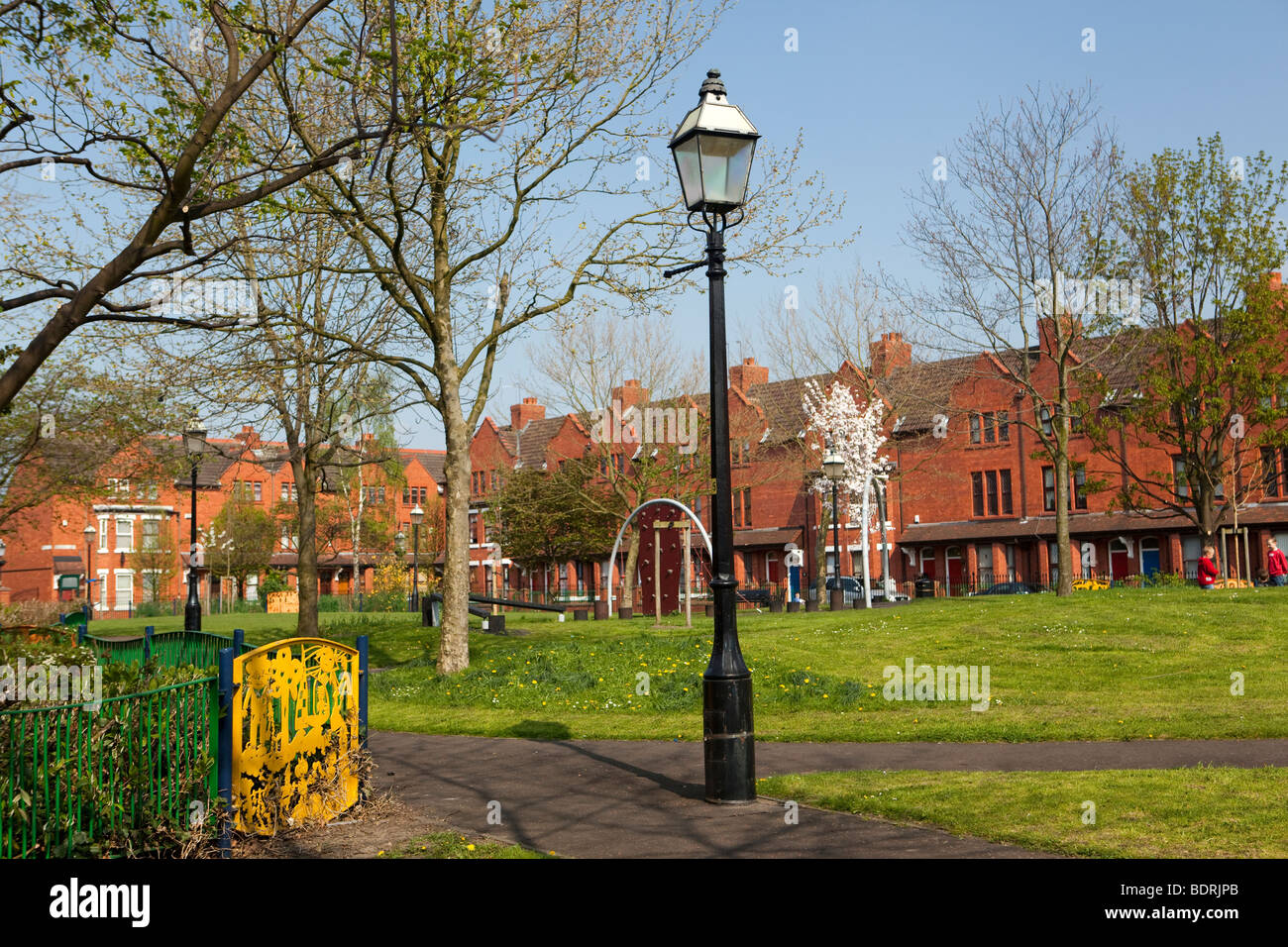 Regno Unito, Inghilterra, Salford, nuova caserma Estate area di conservazione, Regent Square Park è circondato da case a schiera Foto Stock