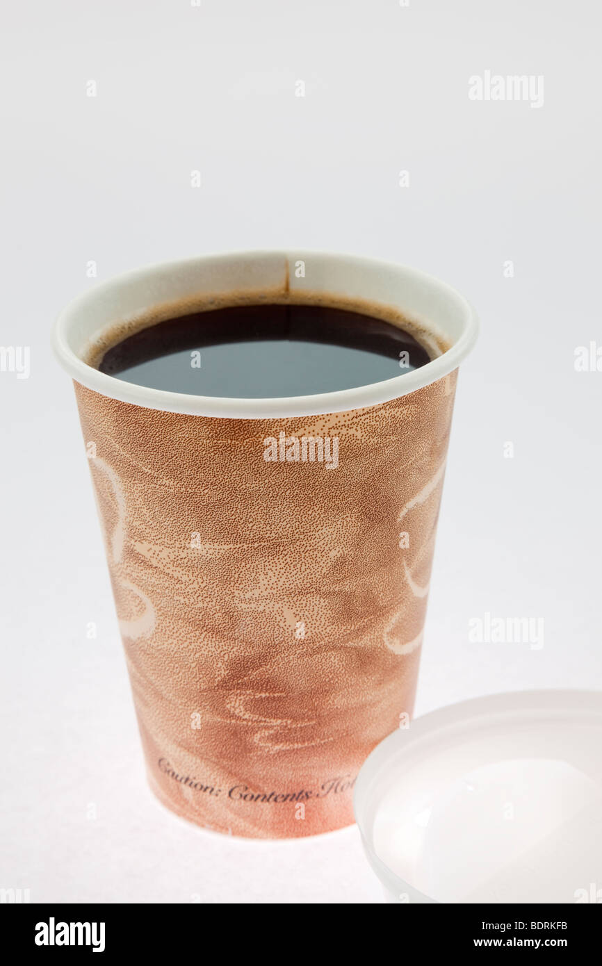 Carta monouso tazza da caffè aperto pieno di caldo caffè nero su uno sfondo bianco. Inghilterra Regno Unito Gran Bretagna Foto Stock