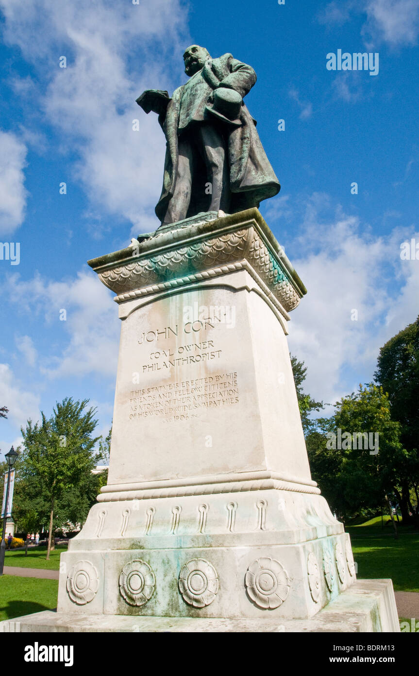 Statua di John Cory, un welsh imprenditore e filantropo dell'epoca vittoriana, nel Centro Civico di Cardiff. Foto Stock