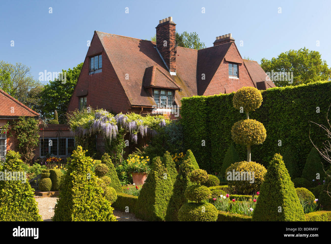 Norfolk, East Ruston, Old Vicarage giardino, Giardino olandese e casa principale Foto Stock