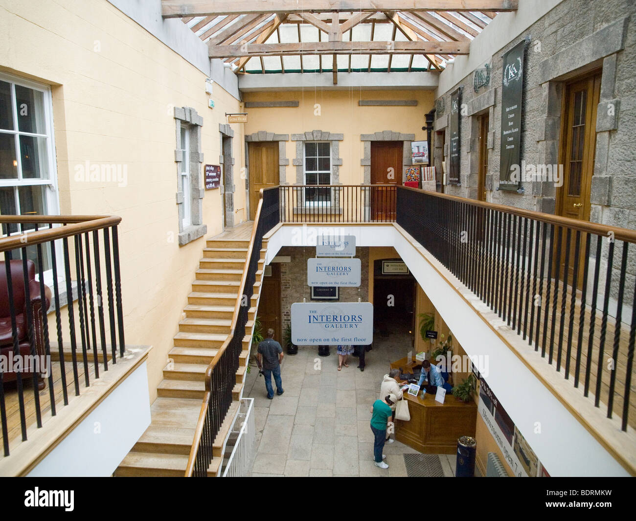 All'interno dell'area dello shopping del al Powerscourt Estate House e giardini, vicino Enniskerry nella contea di Wicklow Irleand Foto Stock