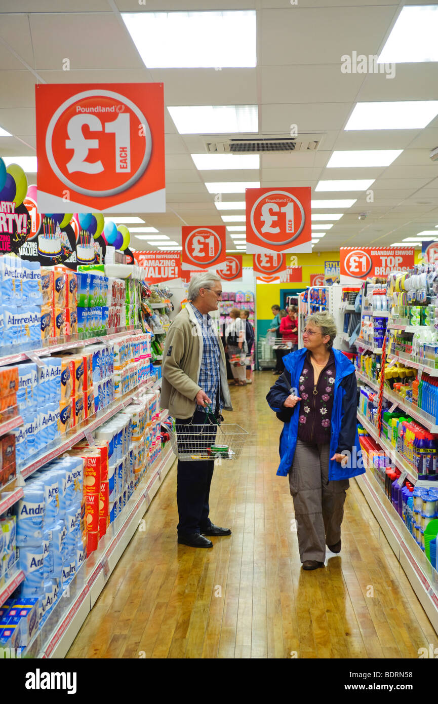 People shopping nella nuova apertura Poundland discount, Aberystwyth Wales UK Foto Stock