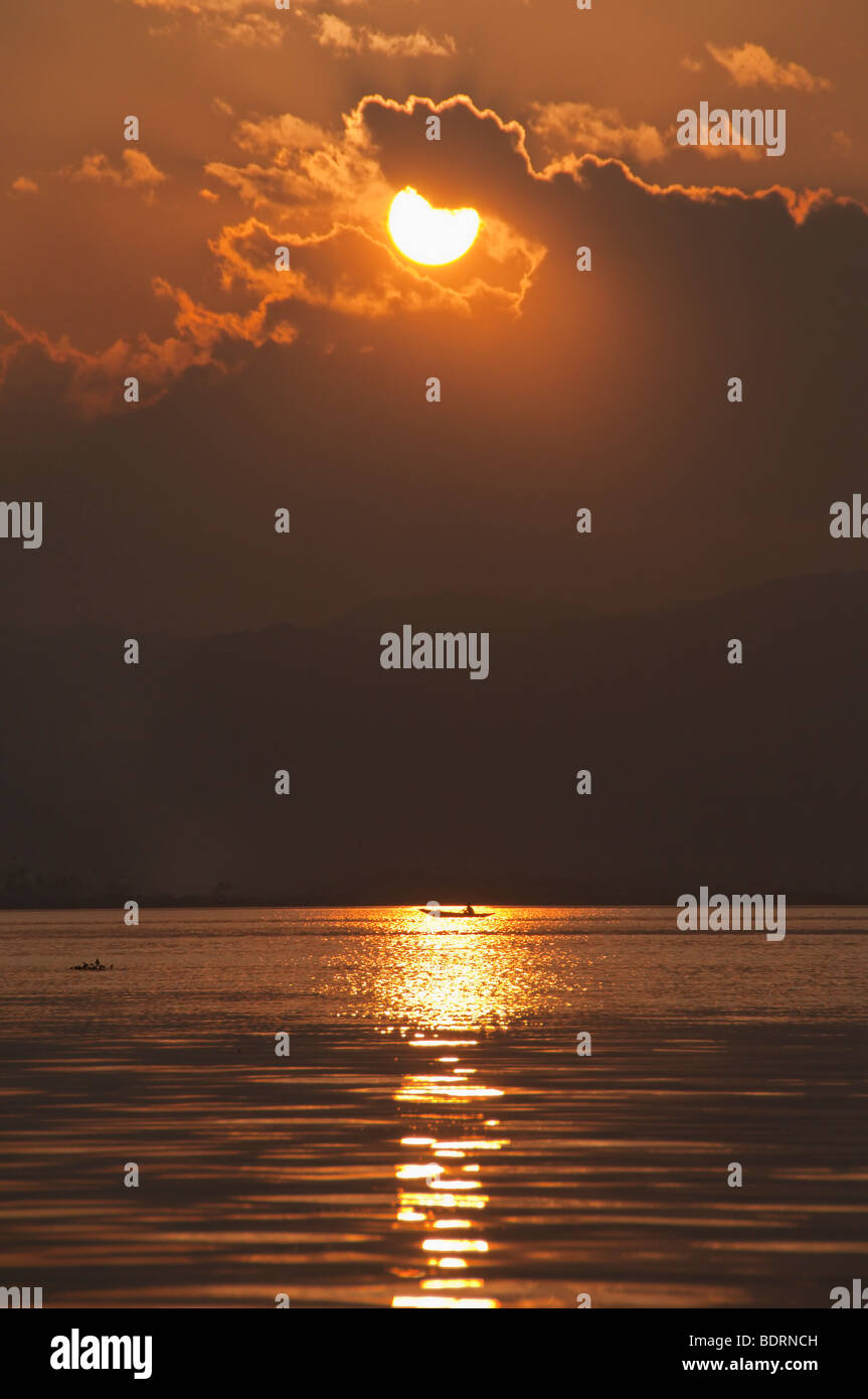 Golden Sunset attraverso le nuvole sopra il Lago Inle Area, Stato Shan, MYANMAR Birmania, sud-est asiatico Foto Stock