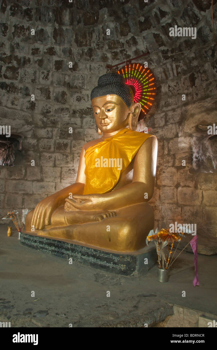 Golden statua del Buddha seduto nella cripta sotto Dukkanthein tempio buddista a Mrauk U, Divisione di Rakhine, Arakan unito, Myanmar Foto Stock