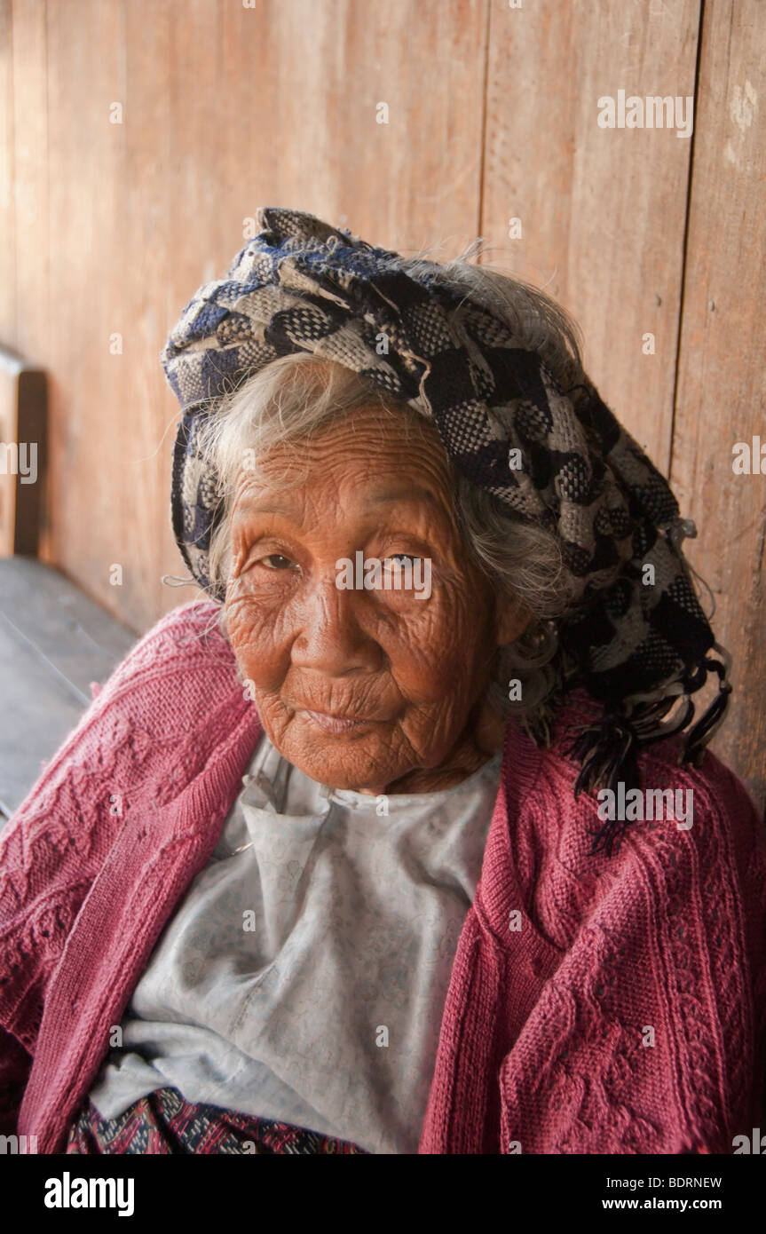 Shan Tribal Elder donna nonna a casa sua in un villaggio Shan vicino a Kalaw, Stato Shan vicino Heho, MYANMAR Birmania, a sud-est di un Foto Stock