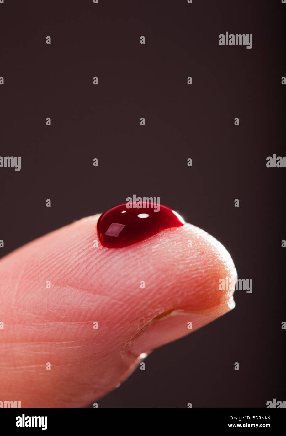 Il fingertip con goccia di sangue. Foto Stock
